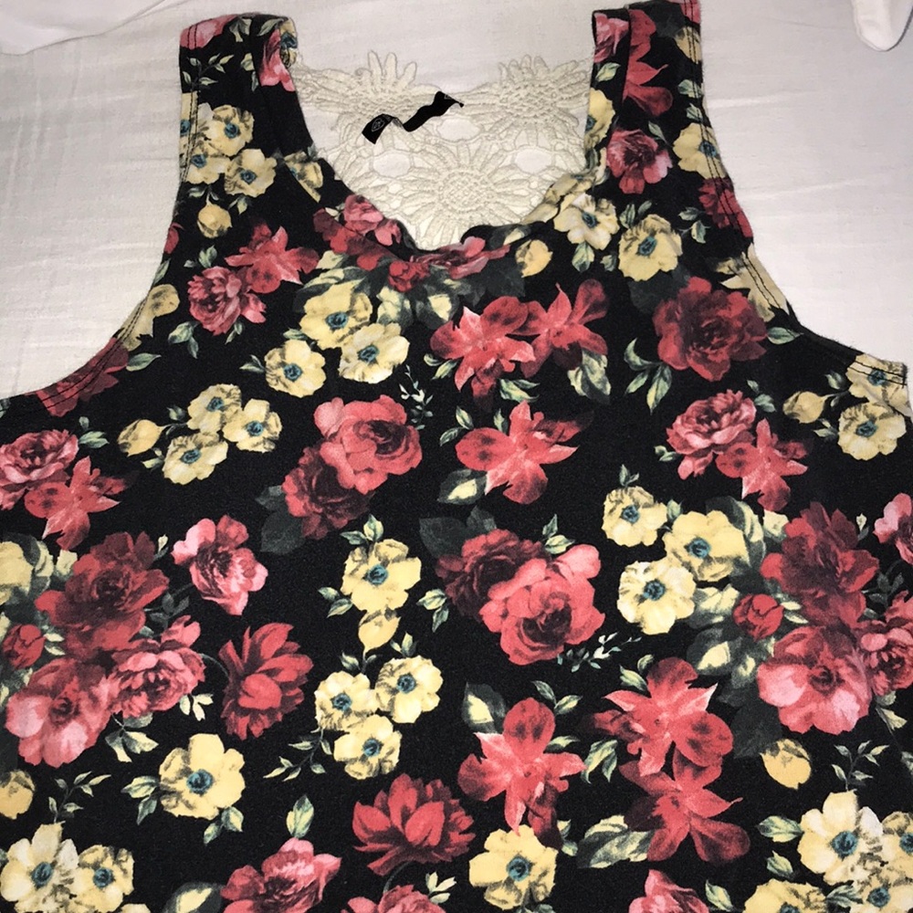 Floral tank with crochet on the back !